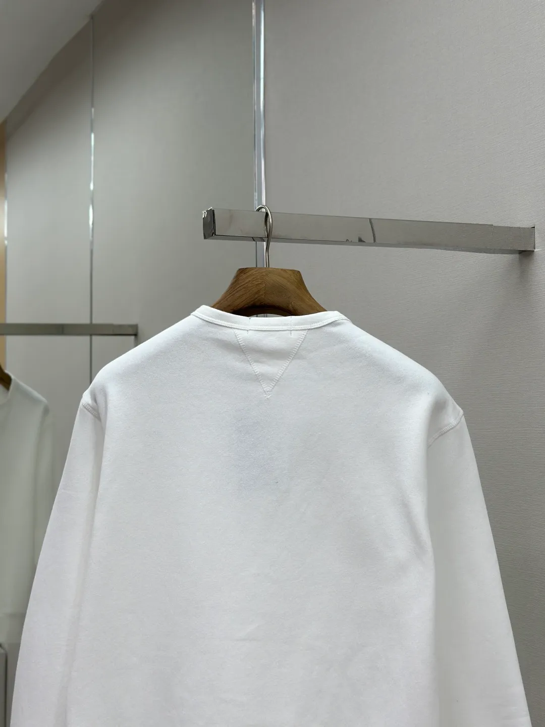P290 [Same-origin fabric, exclusive new style, first choice for old money] Ralph Laure Ralph Lauren embroidered long-sleeved sweatshirt is made of cotton blended fabric, which is soft and tough to the touch. It has been finely spun and pre-shrunk, making it comfortable to the touch and not easy to deform. You don’t have to worry about shrinkage or pilling for daily wear and washing, and the texture is stable and online! The pony embroidery on the chest, despite the small size, has fine stitches and every stitch is perfectly stitched. The embroidery thread is pure in color and high in fastness. It is simple and high-end, highlighting the brand's iconic exquisite craftsmanship! The neckline is a classic round neck design, with an exquisite small V-shaped splicing design at the bottom. The workmanship is particularly neat, and the stitching in the circle is straight and even, without any distortion. It will not become loose and deformed after being worn for a long time. It fits the neck without being tight, and it is full of comfort! Scan the QR code on the label to enter the official website directly! It’s like adding an “identity pass” to clothes, and the quality is directly visualized ‼ ️ Size: S-XL